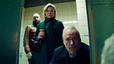 "Tatort: Es grünt so grün, wenn Frankfurts Berge blüh'n": Jonas Hauck (Isaak Dentler, h.), Anna Janneke (Margarita Broich) und Paul Brix (Wolfram Koch).