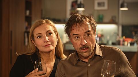 Nadja Uhl als Carla Hellmich und Jan Josef Liefers als Heinz Hellmich in einer Szene aus dem Film "Alter weißer Mann".