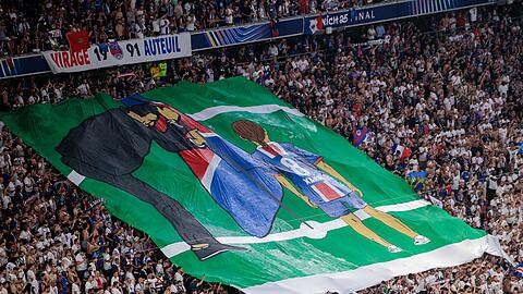 Die PSG-Fans gedenken der an Krebs gestorbenen Tochter von Coach Luis Enrique.