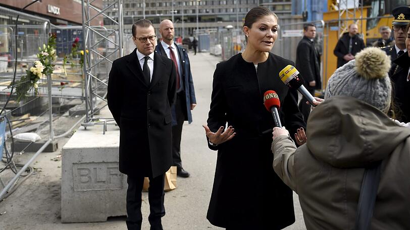 Kronprinzessin Victoria und Prinz Daniel am Ort des Anschlags in Stockholm.