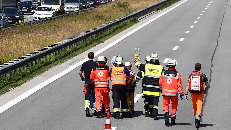 Erst nach einer Stunde kann das Unfallopfer befreit und abtransportiert werden.