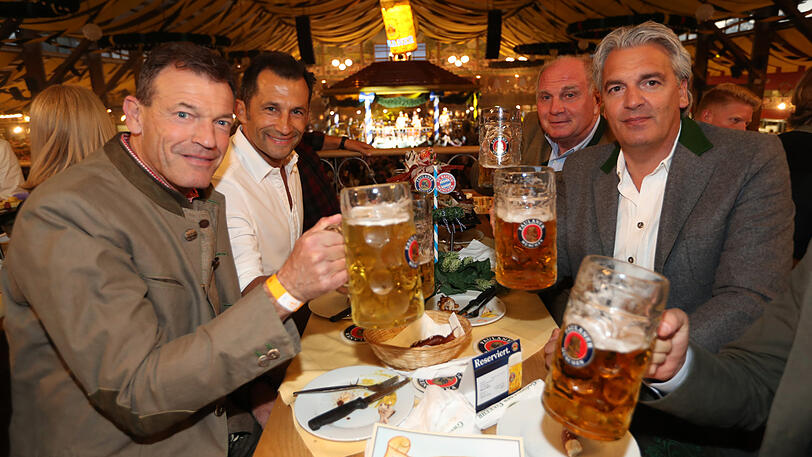 Die Legenden des FC Bayern ließen es sich im Winzerer Fahndl schmecken.