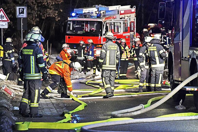 Stundenlang musste die Feuerwehr den Gas-Tank kühlen, um eine Explosion zu verhindern.