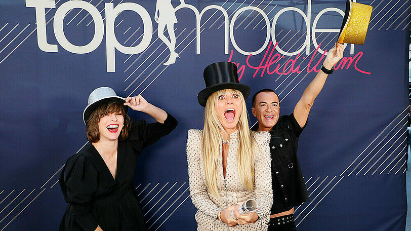 Milla Jovovich (v.l.) mit Heidi Klum und Julien Macdonald