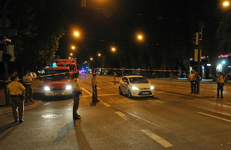 Draußen bleiben inzwischen die Straßen gesperrt. Nur Helfer und Einsatzkräfte lassen die Polizisten in die Sperrzone.