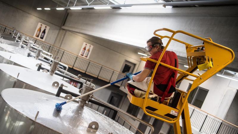 Ein Brauergeselle reinigt im Sudhaus der Brauerei die Lagertanks. Foto: Matthias Balk/Archivbild Ein Brauergeselle reinigt im Sudhaus der Brauerei die Lagertanks. Foto: Matthias Balk/Archivbild
