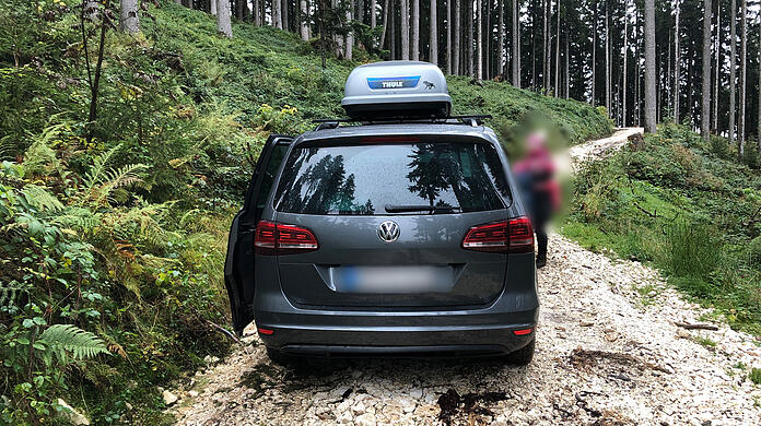 Nach vier Kilometern musste die Familie ihre Fahrt auf die Steiner Alm beenden und  setzte einen Notruf ab.