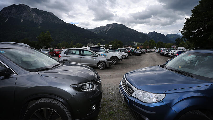 Autos von Ausflüglern stehen auf einem Parkplatz. (Symbolbild)