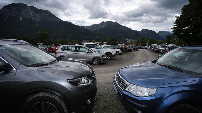 Autos von Ausflüglern stehen auf einem Parkplatz. (Symbolbild)