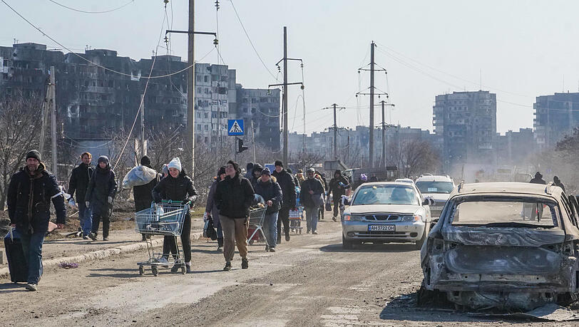 Wer kann, flieht aus Mariupol, was gefährlich ist.