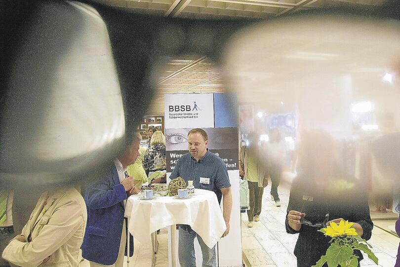 Regale werden zu quaderförmigen Gebilden, Kunden zu vorbei huschenden Chimären: Die Spezialbrille simuliert eine unheilbare Augenkrankheit.Fotos (2): Joachim König