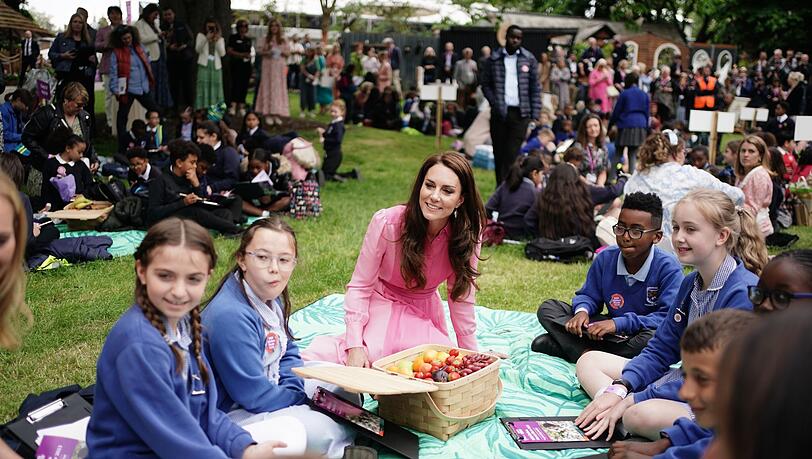 Während des Eröffnungspicknicks stellte sich Prinzessin Kate den Fragen der Kinder. Während des Eröffnungspicknicks stellte sich Prinzessin Kate den Fragen der Kinder.
