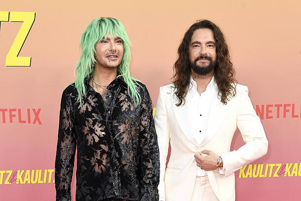 Bill Kaulitz (li.) ist für seine Feierlaune bekannt. Nun erzählt er vom "schlechten Gewissen" danach. Bill Kaulitz (li.) ist für seine Feierlaune bekannt. Nun erzählt er vom "schlechten Gewissen" danach.