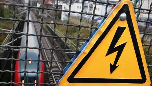 Zwischen Nürnberg und Ansbach wird an der Oberleitung gebaut. Deshalb fallen Züge aus. Zwischen Nürnberg und Ansbach wird an der Oberleitung gebaut. Deshalb fallen Züge aus.