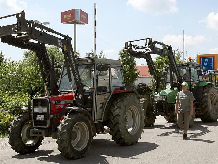 Ein Traktorgespann hat in Bayreuth-Weidenberg eine Bahnstrecke blockiert