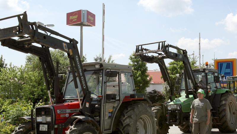 Ein Traktorgespann hat in Bayreuth-Weidenberg eine Bahnstrecke blockiert Ein Traktorgespann hat in Bayreuth-Weidenberg eine Bahnstrecke blockiert