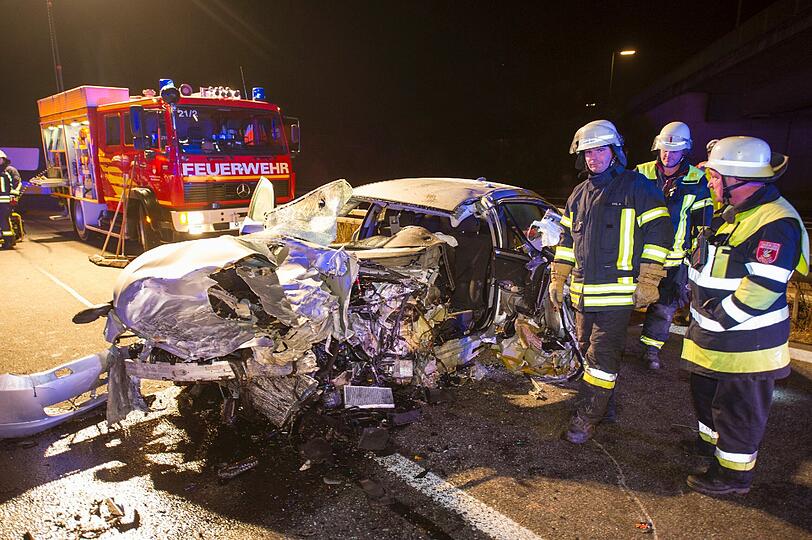 Bei Ludwigsfeld raste er zunächst in den Wagen des 42-Jährigen und krachte dann frontal in das Auto eines 32-Jährigen.