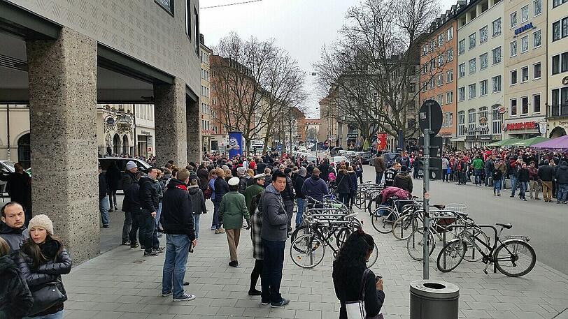 Amateur-Derby: FC Bayern II gegen den TSV 1860 II - Fans treffen sich in den Innenstadt. Die Bilder...