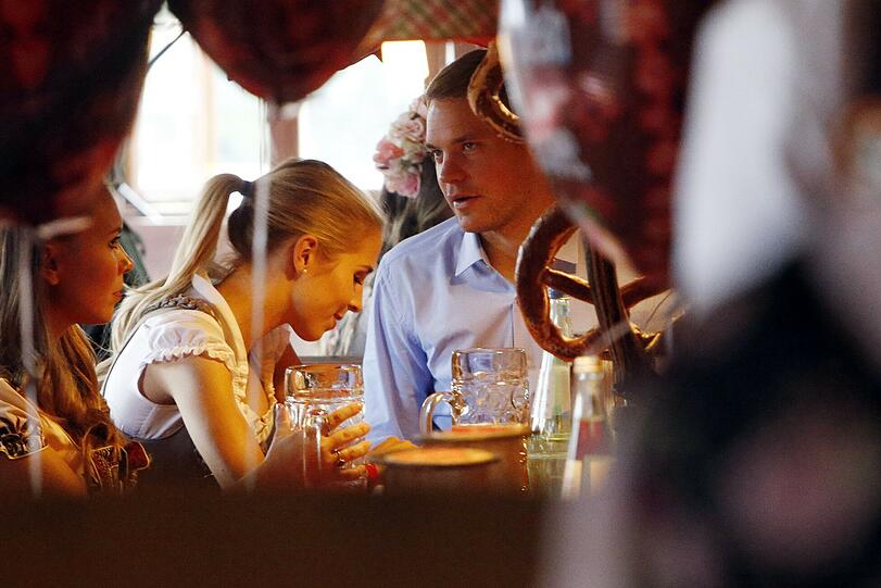 Manuel Neuer mit Freundin Nina im Käfer-Zelt