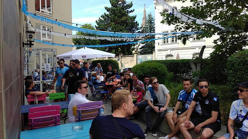 Löwen-Fans treffen sich in den Bars und Kneipen an der Tegernseer Landstraße.