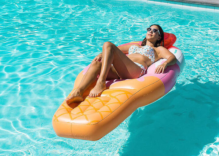 Ex-Bachelor-Kandidatin Clea-Lacy Juhn entspannt auf einer Luftmatratze im Pool.