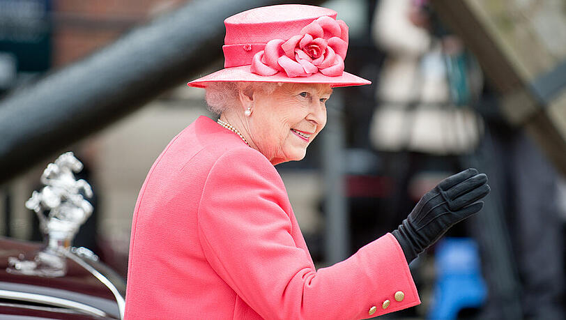 Die Queen zieht sich wegen der Corona-Krise vorzeitig auf Schloss Windsor zurück. Die Queen zieht sich wegen der Corona-Krise vorzeitig auf Schloss Windsor zurück.