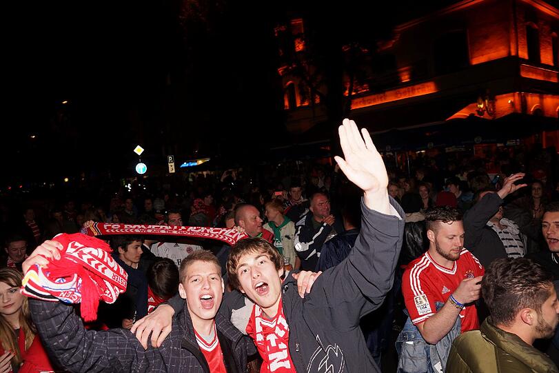 Auf der Leopoldstraße in München feiern Fans des FC Bayern München den Sieg im DFB-Pokal gegen den VfB Stuttgart.