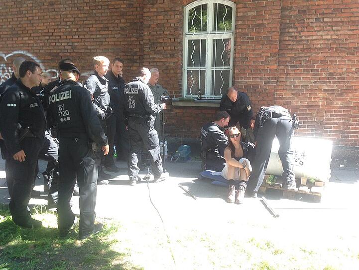 G7-Aktivisten blockieren den Schlachthof. Die Bilder...
