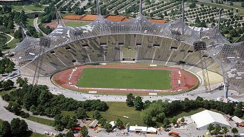 Der Olympiapark steht seit 1997 als Ensemble unter Denkmalschutz. Dazu gehört auch die mit vielen Bäumen bepflanzte &bdquo;Parkharfe&ldquo; hinter dem Olympiastadion.