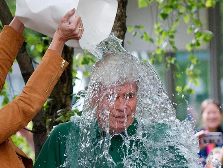 Michael Otto, Hamburger Ehrenbürger, ließ sich für einen guten Zweck 2014 einen Eimer Wasser über den Kopf schütten.