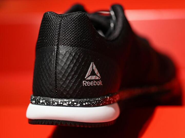 Das Logo Reebok, eine Marke des Sportartikelherstellers adidas, ist auf einem Schuh zu sehen. Foto: Daniel Karmann/Archivbild