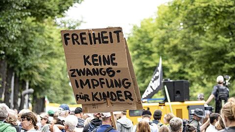 Demonstranten nahmen in Berlin trotz Verbots an Demos gegen die Corona-Maßnahmen teil.