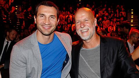 Wladimir Klitschko (li.) und Rainer Schaller bei der Verleihung des New Body Awards 2017 in Berlin.