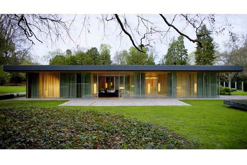 Fenster vom Boden bis zum Dach demonstrieren die Transparenz in einer Demokratie. Sep Ruf hat sich mit Ludwig Erhard, der den Kanzlerbungalow in Auftrag gab, nahezu blind verstanden. Die beiden kannten und schätzten sich schon lange, der Aufbau Bayerns fiel in das Ressort des ehemaligen Wirtschaftsministers, und Ruf war um Ideen nicht verlegen.