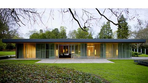 Fenster vom Boden bis zum Dach demonstrieren die Transparenz in einer Demokratie. Sep Ruf hat sich mit Ludwig Erhard, der den Kanzlerbungalow in Auftrag gab, nahezu blind verstanden. Die beiden kannten und schätzten sich schon lange, der Aufbau Bayerns fiel in das Ressort des ehemaligen Wirtschaftsministers, und Ruf war um Ideen nicht verlegen.