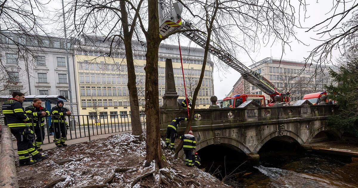 Einsatz-an-M-nchner-Eisbachwelle-Feuerwehr-entfernt-Rampe