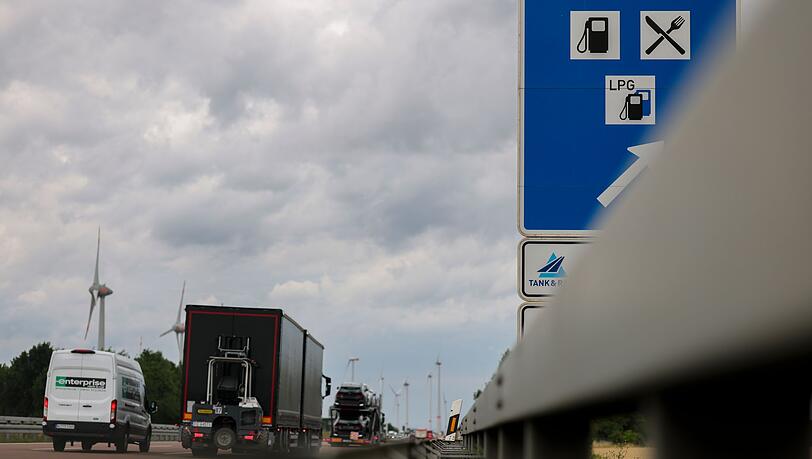 F&uuml;rs Tanken von der Autobahn abzufahren, lohnt sich.