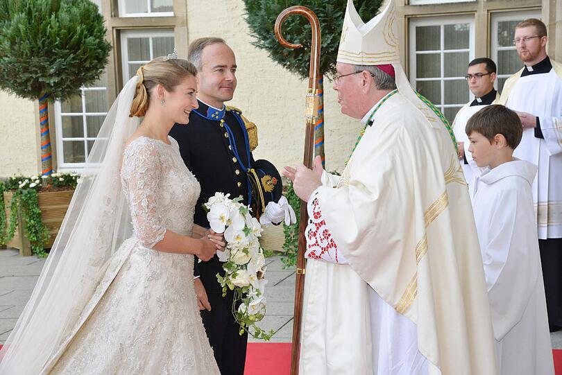 . . . mit der Braut Stéphanie und ihrem Vater, dem Grafen Jehan de Lannoy.