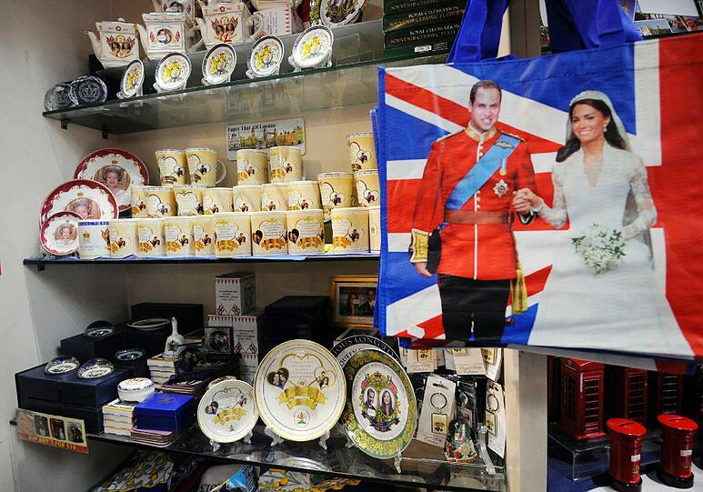 In den Souvenirläden der Londoner Innenstadt werden bereits Erinnerungsstücke zur Geburt des "Royal Babys" angeboten. Da weder Geschlecht noch Name oder Geburtstermin des kleinen Thronfolgers bislang bekannt sind, dürfte sich der Sammlerwert der "neutralen" Baby-Souvenire allerdings in Grenzen halten.
