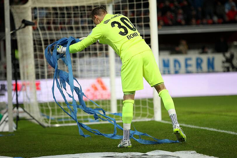 Vitus Eicher Note 3  

Starke Rettungstat bei Ingolstadts erster Chance durch Pledls Hammer (13.). Chancenlos beim 0:1, weil Bülow die Sicht verdeckte. Hielt die Löwen bei Leckies Kopfball im Spiel (54.). Patzte kurz vor Spielschluss.