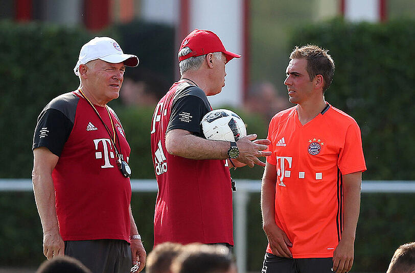 Der Trainer und sein Kapitän: Ancelotti im Zwiegespräch mit Lahm, Co-Trainer Gerland hört gespannt zu.