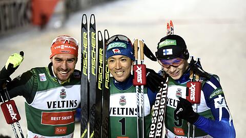 Sie kombinierten am schnellsten:  Sieger Akito Watabe (M) aus Japan, Eero Hirvonen (r) aus Finnland (Rang 2) und Johannes Rydzek (Rang 3) am Samstag im finnischen Kuusamo.
