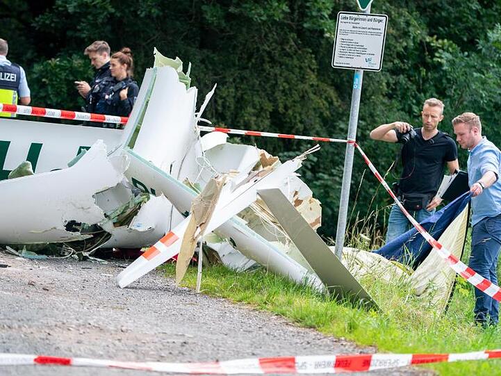 Ein Wrack eines Segelflugzeugs liegt auf einem Weg bei Dülmen. Beim Absturz zweier Segelflieger sind zwei Männer ums Leben gekommen.