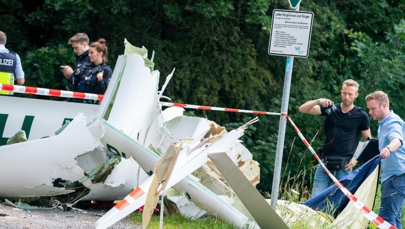 Ein Wrack eines Segelflugzeugs liegt auf einem Weg bei Dülmen. Beim Absturz zweier Segelflieger sind zwei Männer ums Leben gekommen.