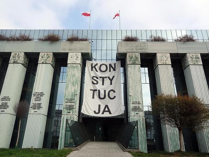 Über dem Haupteingang des Obersten Gerichts in Warschau hängt ein Banner mit der Aufschrift "Konsytucja" (Verfassung). Der Europäische Gerichtshof urteilt über einen Teil der umstrittenen polnichen Justizreformen.