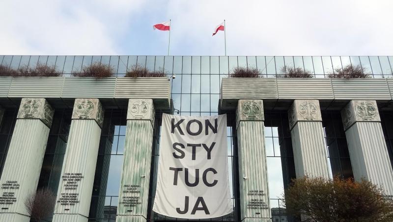 Über dem Haupteingang des Obersten Gerichts in Warschau hängt ein Banner mit der Aufschrift "Konsytucja" (Verfassung). Der Europäische Gerichtshof urteilt über einen Teil der umstrittenen polnichen Justizreformen. Über dem Haupteingang des Obersten Gerichts in Warschau hängt ein Banner mit der Aufschrift "Konsytucja" (Verfassung). Der Europäische Gerichtshof urteilt über einen Teil der umstrittenen polnichen Justizreformen.