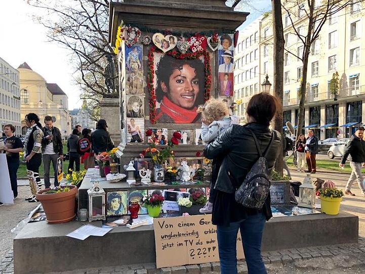 Das Orlando-di-Lasso-Denkmal, das Demonstranten zum Michael-Jackson-Denkmal umfunktioniert haben. Foto: Valentin Gensch