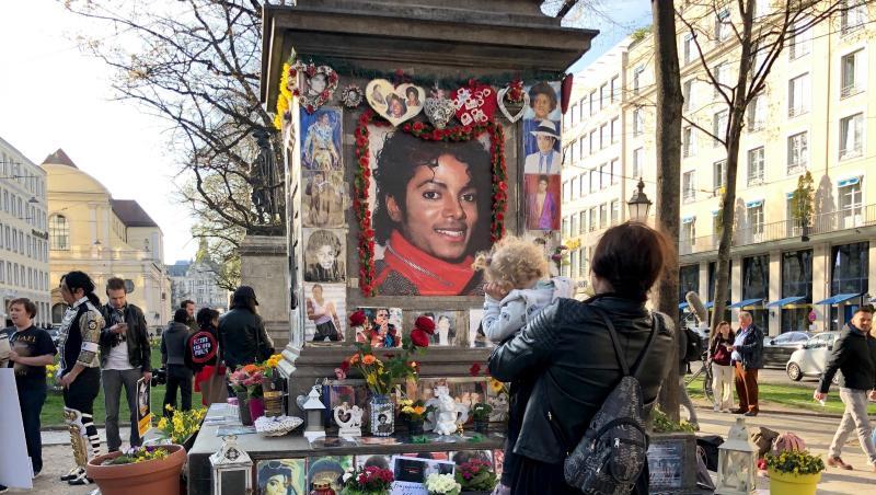 Das Orlando-di-Lasso-Denkmal, das Demonstranten zum Michael-Jackson-Denkmal umfunktioniert haben. Foto: Valentin Gensch Das Orlando-di-Lasso-Denkmal, das Demonstranten zum Michael-Jackson-Denkmal umfunktioniert haben. Foto: Valentin Gensch