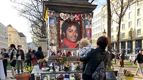 Das Orlando-di-Lasso-Denkmal, das Demonstranten zum Michael-Jackson-Denkmal umfunktioniert haben. Foto: Valentin Gensch