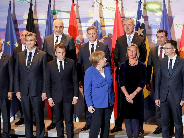 Angela Merkel und Emmanuel Macron beim Gruppenfoto mit Teilnehmern der Balkan-Konferenz im Kanzleramt.